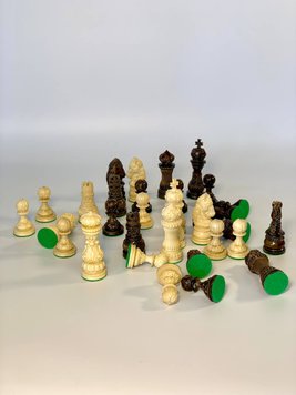 A set of medium wooden chess pieces, art. 809525